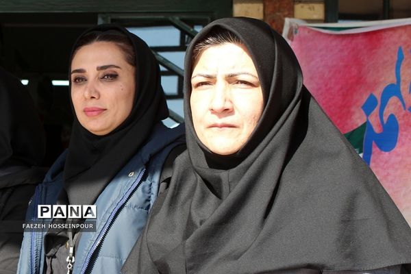 برگزاری اختتامیه المپیاد ورزشی به مناسبت دهه فجر در دبیرستان مبین اندیشه بهارستان‌دو