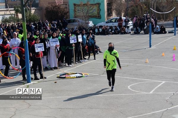 برگزاری اختتامیه المپیاد ورزشی به مناسبت دهه فجر در دبیرستان مبین اندیشه بهارستان‌دو