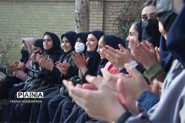 برگزاری اختتامیه المپیاد ورزشی به مناسبت دهه فجر در دبیرستان مبین اندیشه بهارستان‌دو