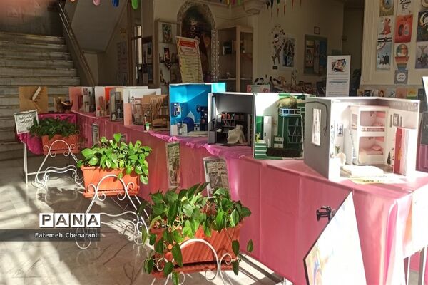 نمایشگاه دست‌سازها به مناسب دهه فجر