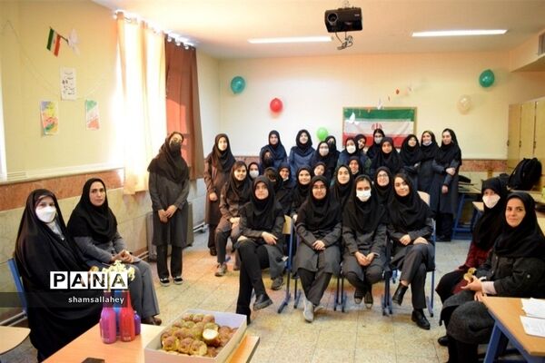 نمایشگاه مدرسه انقلاب در دبیرستان فرهنگ منطقه ۱۳