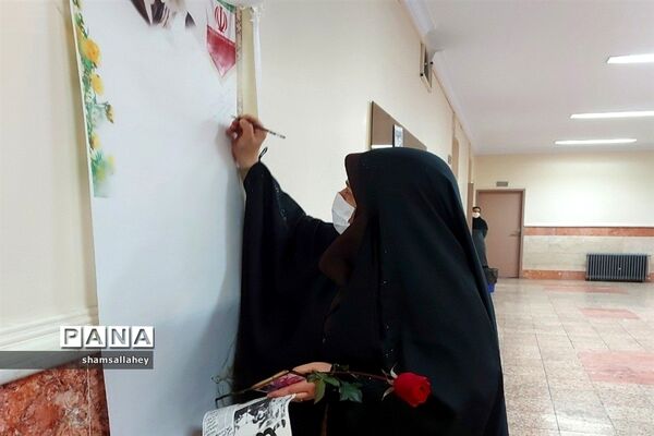 نمایشگاه مدرسه انقلاب در دبیرستان فرهنگ منطقه ۱۳