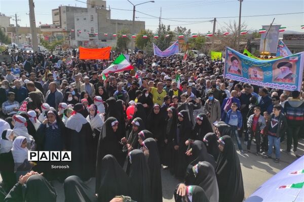 حماسه حضور دانش‌آموزان پیشتاز دارابی در راهپیمایی ۲۲ بهمن ۱۴۰۱