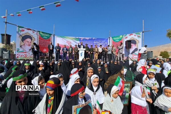 حماسه حضور دانش‌آموزان پیشتاز دارابی در راهپیمایی ۲۲ بهمن ۱۴۰۱