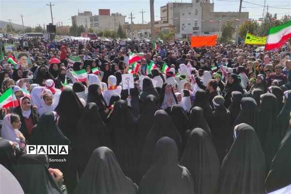 حماسه حضور دانش‌آموزان پیشتاز دارابی در راهپیمایی ۲۲ بهمن ۱۴۰۱