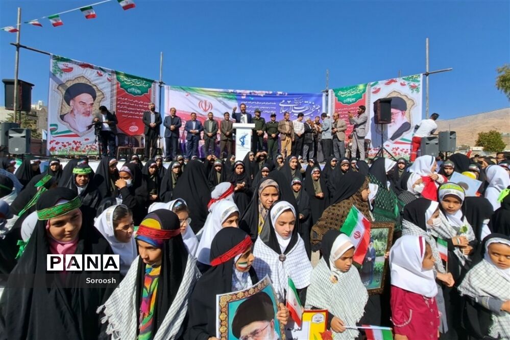 حماسه حضور دانش‌آموزان پیشتاز دارابی در راهپیمایی ۲۲ بهمن ۱۴۰۱
