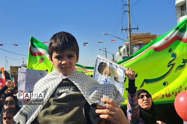 حماسه حضور دانش‌آموزان پیشتاز دارابی در راهپیمایی ۲۲ بهمن ۱۴۰۱