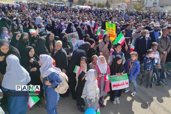 حماسه حضور دانش‌آموزان پیشتاز دارابی در راهپیمایی ۲۲ بهمن ۱۴۰۱