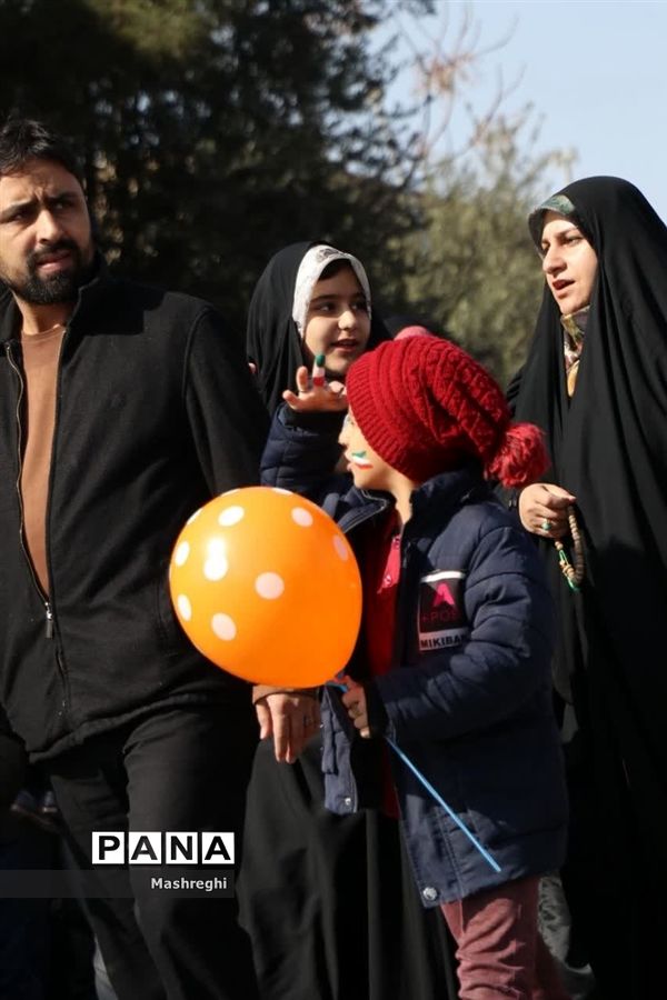 حضور گسترده مردم کاشان درراهپیمایی ٢٢بهمن