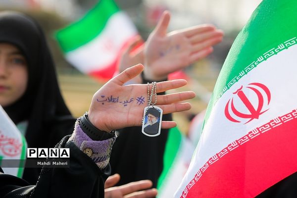 حضور دانش‌آموزان در راهپیمایی ۲۲ بهمن