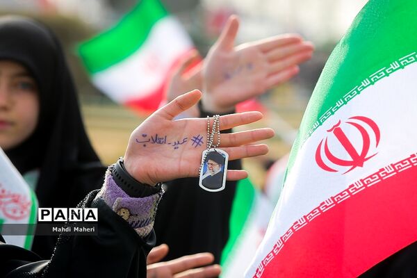 حضور دانش‌آموزان در راهپیمایی ۲۲ بهمن