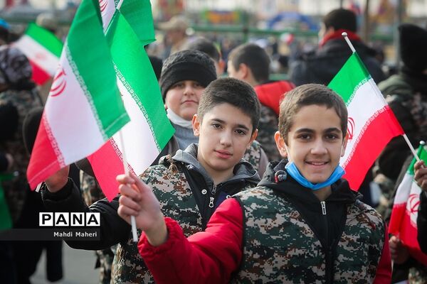 حضور دانش‌آموزان در راهپیمایی ۲۲ بهمن