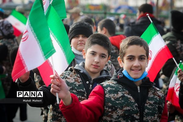 حضور دانش‌آموزان در راهپیمایی ۲۲ بهمن