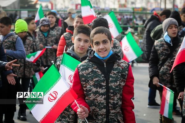 حضور دانش‌آموزان در راهپیمایی ۲۲ بهمن