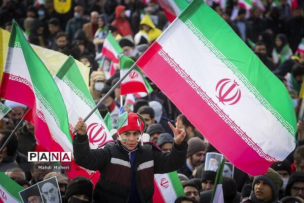 حضور دانش‌آموزان در راهپیمایی ۲۲ بهمن