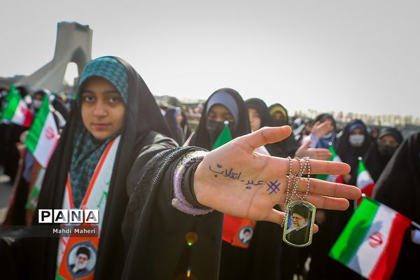 حضور دانش‌آموزان در راهپیمایی ۲۲ بهمن