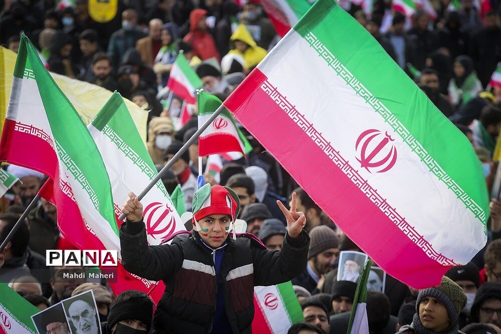 حضور دانش‌آموزان در راهپیمایی ۲۲ بهمن