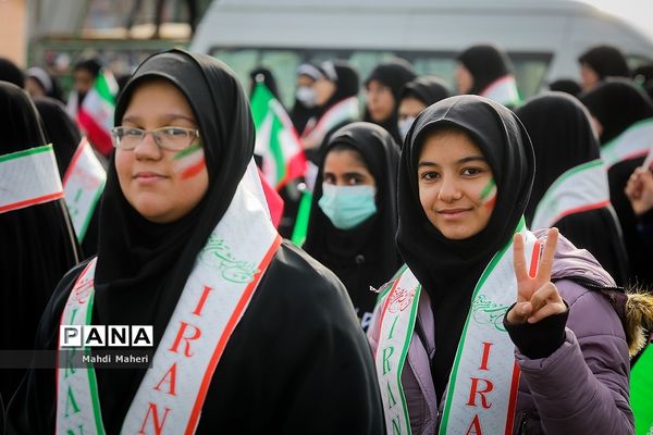 حضور دانش‌آموزان در راهپیمایی ۲۲ بهمن