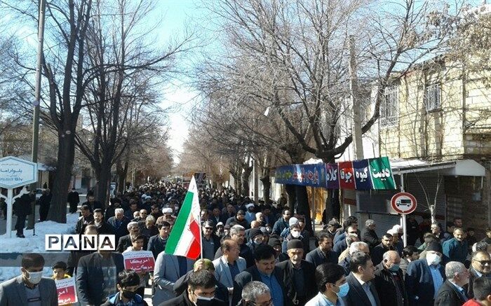 همخوانی سرود رفیق شهیدم توسط دانش‌آموزان پیشتاز دارابی در راهپیمایی 22 بهمن