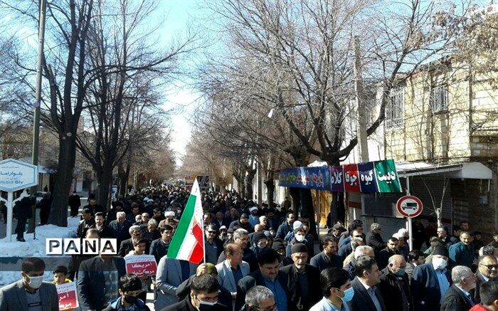 همخوانی سرود رفیق شهیدم توسط دانش‌آموزان پیشتاز دارابی در راهپیمایی 22 بهمن