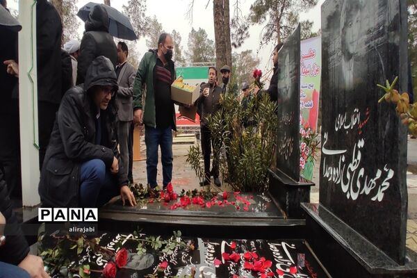 گلباران و غبارروبی مزارشهید اندرزگو و دیگر شهدای انقلاب