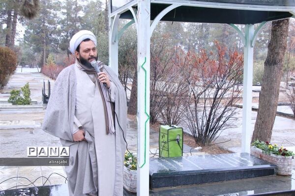 گلباران و غبارروبی مزارشهید اندرزگو و دیگر شهدای انقلاب
