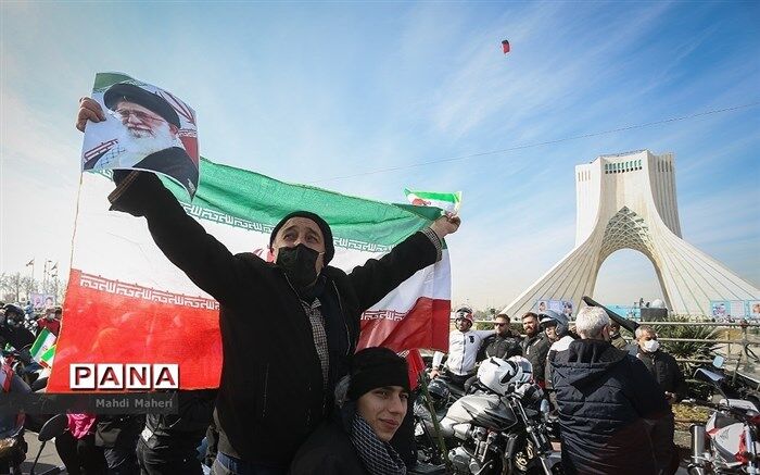حضور باشکوه در راهپیمایی 22‌بهمن ادای احترام به معلمان و دانش‌آموزان شهیدی است که با نثار خون خود‌ پای این انقلاب ایستادند