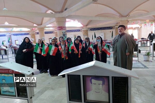 تجدید میثاق دانش‌آموزان  با شهدا در بوشهر