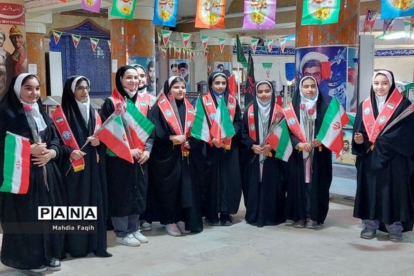 تجدید میثاق دانش‌آموزان  با شهدا در بوشهر