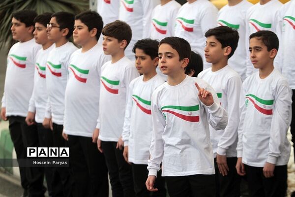 اجرای گروه سرود سازمان دانش‌آموزی در برج میلاد