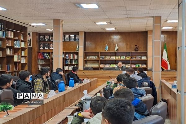 نشست هم‌اندیشی منتخبین  شورای دانش‌آموزی مدارس منطقه ۱۰