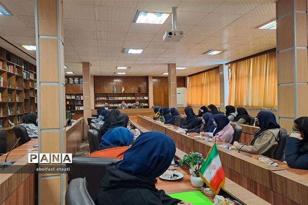 نشست هم‌اندیشی منتخبین  شورای دانش‌آموزی مدارس منطقه ۱۰