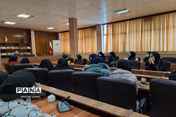 نشست هم‌اندیشی منتخبین  شورای دانش‌آموزی مدارس منطقه ۱۰