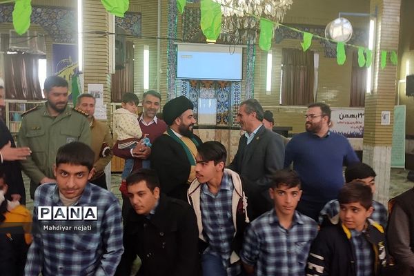شرکت فعال دانش‌آموزان مدرسه شهید بهشتی رودهن در نماز جمعه