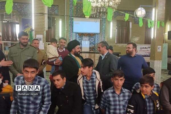 شرکت فعال دانش‌آموزان مدرسه شهید بهشتی رودهن در نماز جمعه