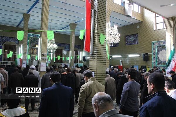 شرکت فعال دانش‌آموزان مدرسه شهید بهشتی رودهن در نماز جمعه