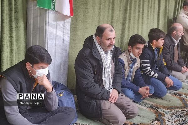 شرکت فعال دانش‌آموزان مدرسه شهید بهشتی رودهن در نماز جمعه
