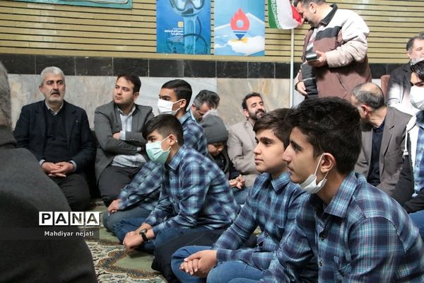 شرکت فعال دانش‌آموزان مدرسه شهید بهشتی رودهن در نماز جمعه