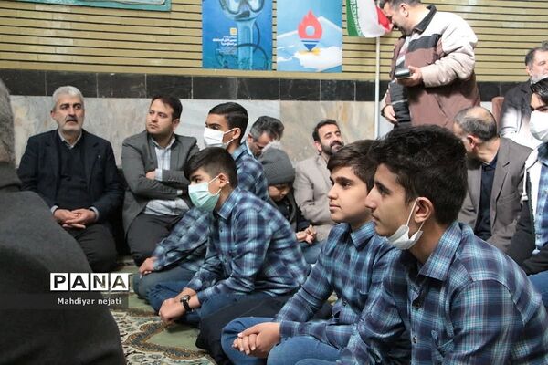 شرکت فعال دانش‌آموزان مدرسه شهید بهشتی رودهن در نماز جمعه