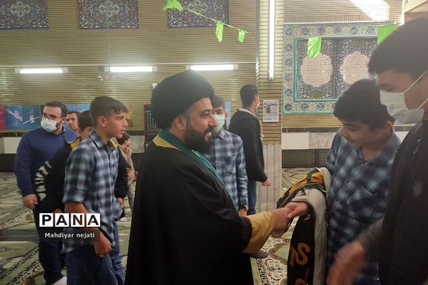 شرکت فعال دانش‌آموزان مدرسه شهید بهشتی رودهن در نماز جمعه