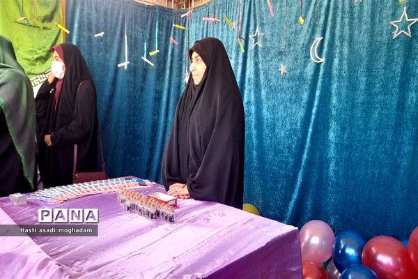 برپایی موکب انقلاب خواهران و برادران با اهدای بسته‌های فرهنگی در ملارد