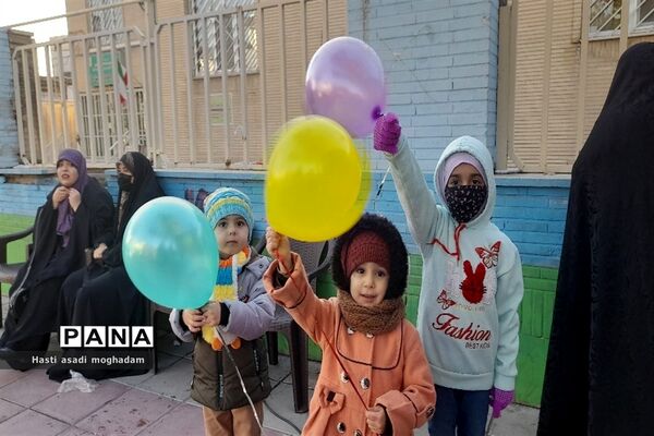 برپایی موکب انقلاب خواهران و برادران با اهدای بسته‌های فرهنگی در ملارد