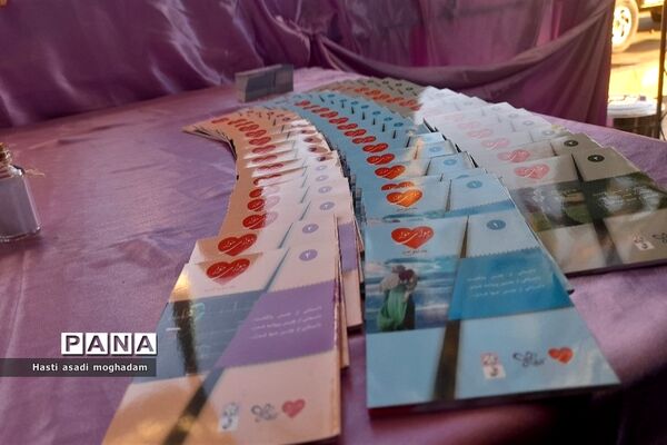 برپایی موکب انقلاب خواهران و برادران با اهدای بسته‌های فرهنگی در ملارد