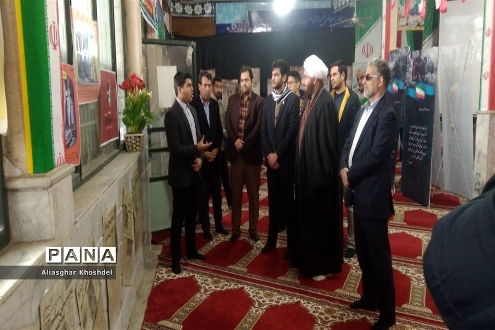 بازدید حجت الاسلام حاج علی اکبری خطیب نماز جمعه تهران از نمایشگاه مدرسه انقلاب