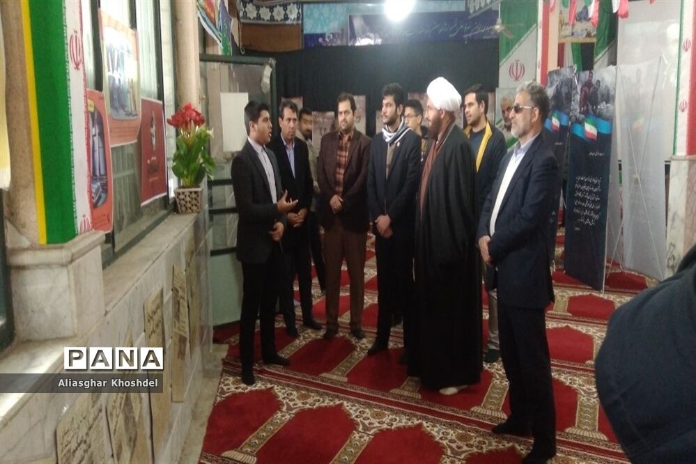 بازدید حجت الاسلام حاج علی اکبری خطیب نماز جمعه تهران از نمایشگاه مدرسه انقلاب