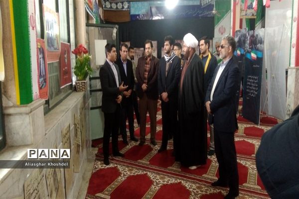 بازدید حجت الاسلام حاج علی اکبری خطیب نماز جمعه تهران از نمایشگاه مدرسه انقلاب