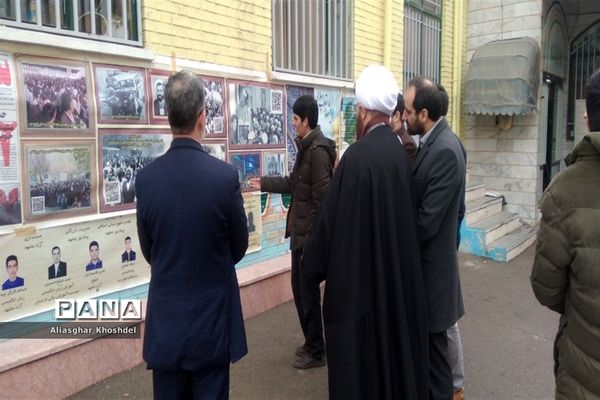 بازدید حجت الاسلام حاج علی اکبری خطیب نماز جمعه تهران از نمایشگاه مدرسه انقلاب