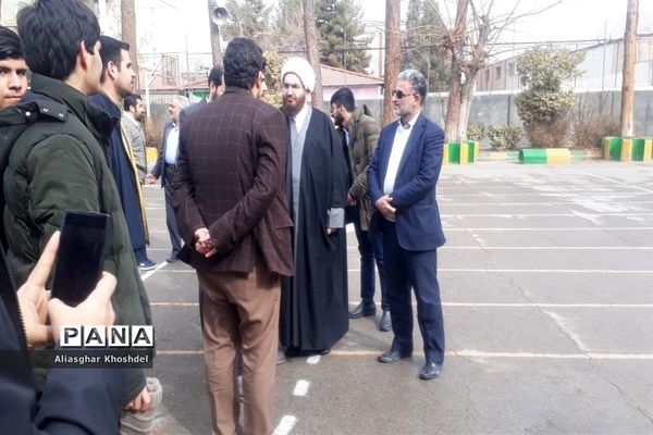 بازدید حجت الاسلام حاج علی اکبری خطیب نماز جمعه تهران از نمایشگاه مدرسه انقلاب