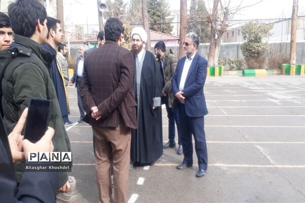 بازدید حجت الاسلام حاج علی اکبری خطیب نماز جمعه تهران از نمایشگاه مدرسه انقلاب
