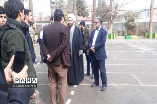 بازدید حجت الاسلام حاج علی اکبری خطیب نماز جمعه تهران از نمایشگاه مدرسه انقلاب